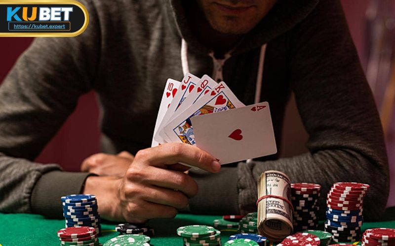 Các ván Poker sẽ có 6 đến 9 người chơi và trên mỗi bàn sẽ có ký hiệu D xen kẽ 